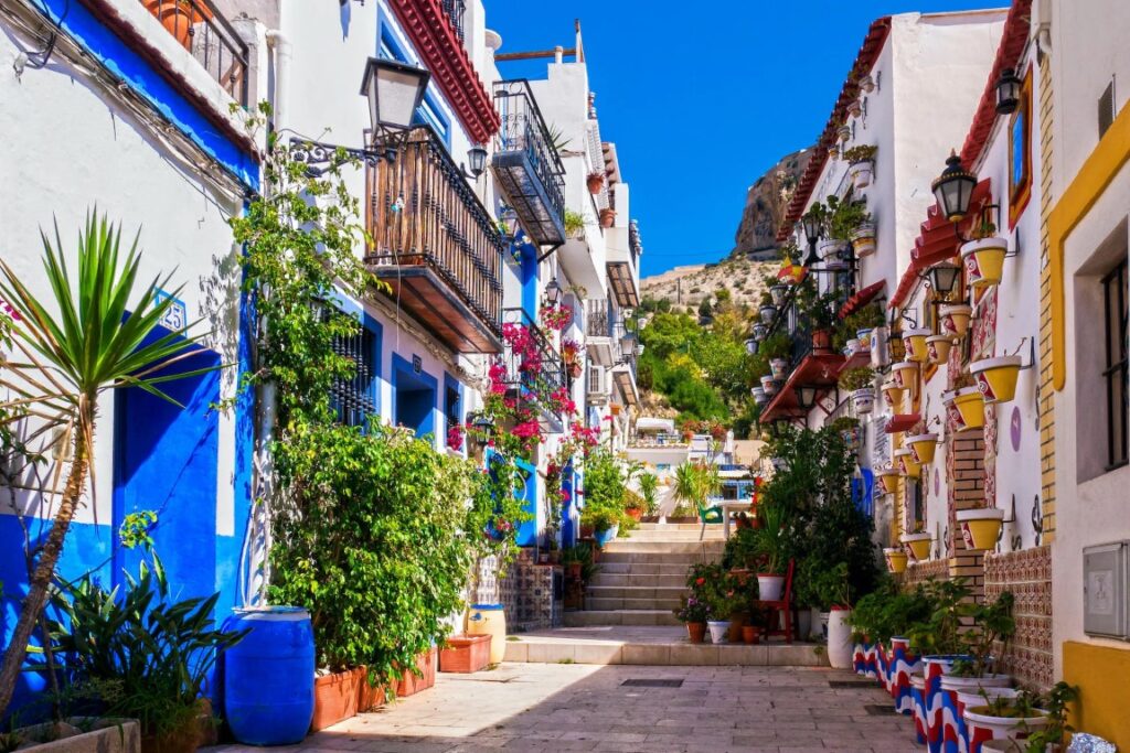 This image has an empty alt attribute; its file name is barrio-santa-cuz-alicante.jpg